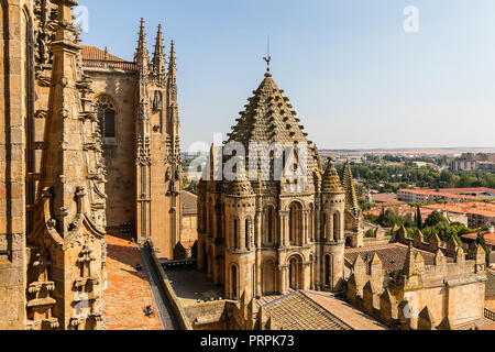 Salamanca, Spanien - 8. September 2017: Detail der oberen Seite von Salamanca Alte und Neue Kathedrale, Gemeinschaft Kastilien und León, Spanien. Stadt erklärt ein Stockfoto