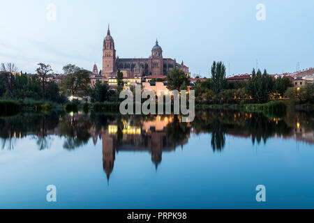 Salamanca Alte und Neue Kathedrale am Fluss Tormes bei Sonnenuntergang, Gemeinschaft Kastilien und León, Spanien. Von der UNESCO zum Weltkulturerbe erklärt in Stockfoto