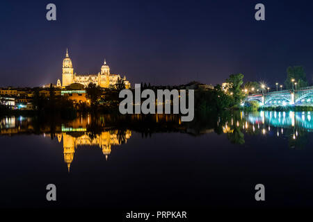 Nachtansicht von Salamanca Alte und Neue Kathedrale und Enrique Esteban Bridge spiegelt sich in den Fluss Tormes, Gemeinschaft Kastilien und LeÃ³n, Spanien. Deklariert Stockfoto