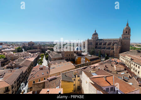 Salamanca Alte und Neue Kathedrale am Fluss Tormes bei Sonnenuntergang, Gemeinschaft Kastilien und León, Spanien. Von der UNESCO zum Weltkulturerbe erklärt in Stockfoto