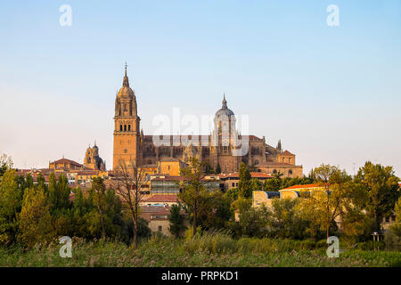 Salamanca Alte und Neue Kathedrale am Fluss Tormes bei Sonnenuntergang, Gemeinschaft Kastilien und LeÃ³n, Spanien. Von der UNESCO zum Weltkulturerbe erklärt in Stockfoto