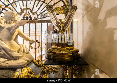 Alba de Tomes, Spanien - Oktober 7, 2017: Relikt der Arm der Heiligen Teresa von Avila (Santa Teresa de Jesus) im Kloster von carmelitas Descalzas gestorben, begraben Stockfoto