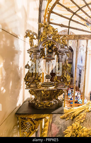 Alba de Tomes, Spanien - Oktober 7, 2017: Detail der Reliquie des Herzen von St. Teresa von Avila (Santa Teresa de Jesus) starb im Kloster von carmelitas descalz Stockfoto