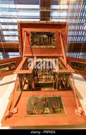 Alba de Tomes, Salamanca, Spanien - Oktober 7, 2017: Krieg Altar in der Unbeschuhten Karmeliten Museum (Carmelitas descalzas). Ein Krieg Altar wurde ein mobiler Altar Stockfoto