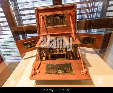 Alba de Tomes, Salamanca, Spanien - Oktober 7, 2017: Krieg Altar in der Unbeschuhten Karmeliten Museum (Carmelitas descalzas). Ein Krieg Altar wurde ein mobiler Altar Stockfoto