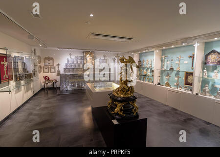 Alba de Tomes, Salamanca, Spanien - Oktober 7, 2017: Blick auf Zimmer mit religiösen Objekte in der Unbeschuhten Karmeliten Museum (Carmelitas descalzas). Stockfoto