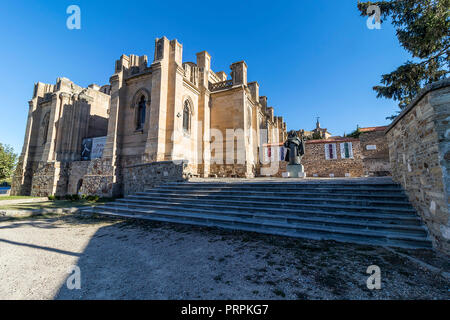 Alba de Tomes, Spanien - Oktober 7, 2017: Die Basilika von Santa Teresa de Jesus, religiöse Tempel des herzoglichen Dorf Cortes de la Frontera, Spanien. Unfinis Stockfoto