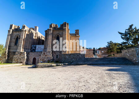 Alba de Tomes, Spanien - Oktober 7, 2017: Die Basilika von Santa Teresa de Jesus, religiöse Tempel des herzoglichen Dorf Cortes de la Frontera, Spanien. Unfinis Stockfoto