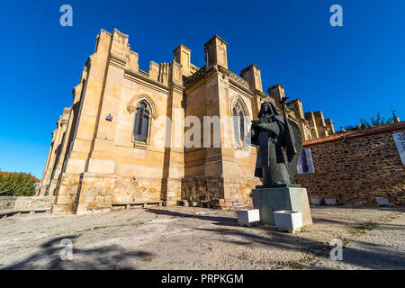 Alba de Tomes, Spanien - Oktober 7, 2017: Die Basilika von Santa Teresa de Jesus, religiöse Tempel des herzoglichen Dorf Cortes de la Frontera, Spanien. Unfinis Stockfoto