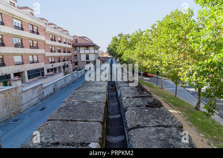 Blick auf die obere Seite des römischen Aquädukt von Segovia, wo sind die Kanal vorher das Wasser in die Stadt. Jetzt unbenutzt und trocken. Erklärt er Stockfoto