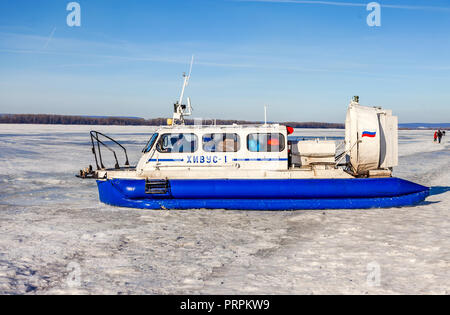 Samara, Russland - Februar 03, 2018: Passagier hovercraft auf dem Eis des zugefrorenen Wolga im Winter Tag Stockfoto