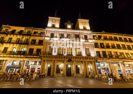 Segovia, Spanien - Oktober 11, 2017: Nacht Aktivität in Hauptplatz (Plaza Mayor), in der mittelalterlichen Stadt Segovia, Spanien Stockfoto