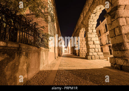 Ansicht der Startseite römische Aquädukt von Segovia in der Nacht nur mit dem Aufleuchten der Straßenlaternen. Als Weltkulturerbe von der UNESCO Stockfoto