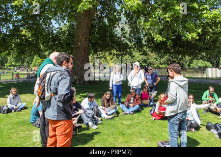 London, UK, 26. Mai 2015: Personen in einem Meeting genießen eine gratis Tour in London Stockfoto