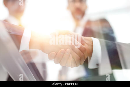Zwei Geschäftsleute Handshaking, Glückwunsch zur Förderung. Close Up. Stockfoto