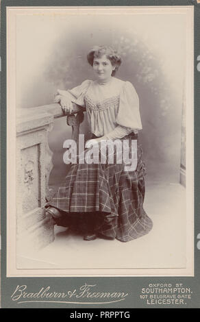 * Southampton & Leicester Kabinett Karte einer eleganten viktorianischen Dame Stockfoto