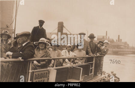 * Vintage Foto von Touristen auf dem Bridge Deck eines Vergnügen Dampfer bei Great Yarmouth, Norfolk. Stockfoto