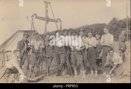 * Vintage Foto zeigt eine Gruppe von WW1 Soldaten der britischen Armee mit einem großen Wägeeinrichtung. Stockfoto