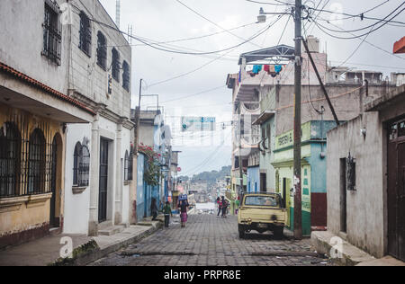 Lokale Maya-kinder zu Fuß eine typische Straße in Santa María de Jesús, eine kleine Stadt Antigua in Guatemala Stockfoto