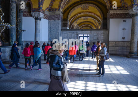 Malerischer Blick auf Touristen und Besucher im Inneren der Hagia Sophia (Ayasofya). Es ist die ehemalige Griechische Orthodoxe Christliche Patriarchale Kathedrale. Stockfoto