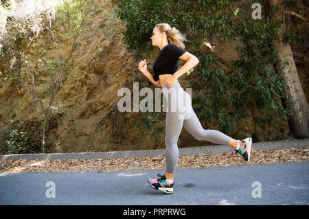 Junge Frau im Freien laufende Stockfoto