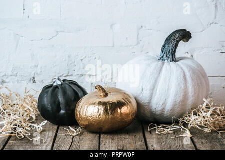 Noch immer leben in verschiedenen bemalt Halloween Kürbisse auf Holz- Oberfläche Stockfoto