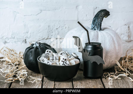 Nahaufnahme von Halloween Zusammensetzung mit Kürbissen, Marshmallows und Soda können Stockfoto