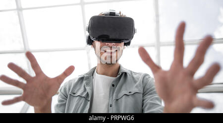 VR-Headset für Geschäft Erfahrung, neugierig Mann Stockfoto