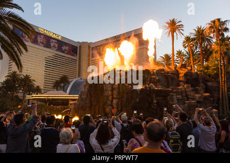 LAS VEGAS - 26. Juni 2018: Das Mirage Hotel künstlichen Vulkanausbruch Show in Las Vegas, USA. Stockfoto
