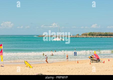 Die Menschen genießen einen warmen sonnigen Tag am Strand in Mooloolaba, Queensland's Premier urlaub Reiseziele. Stockfoto