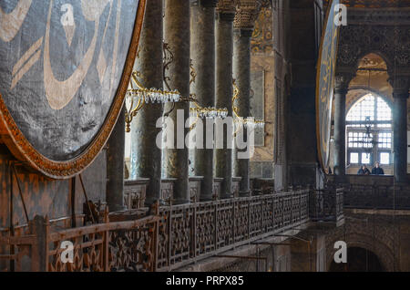 Innenansicht der Hagia Sophia (Ayasofya). Es ist die ehemalige Griechische Orthodoxe Christliche Patriarchale Kathedrale, später ein Ottoman Imperial Moschee Stockfoto
