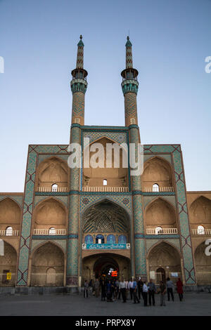 YAZD, IRAN - August 9, 2016: Amir Chakhmaq komplexe während einer sommerlichen Abend. Es ist eine Moschee auf einem Platz gelegen, und ein Meilenstein Stockfoto