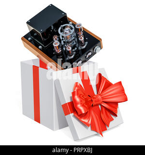 Geschenk Box mit Vintage Röhren Verstärker, 3D-Rendering auf weißem Hintergrund Stockfoto