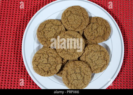 Pumpkin cookies und Platte auf einen roten Tisch mat Stockfoto