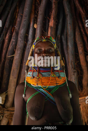 Mumuhuila Stamm Frau in ihrer Hütte, Huila Provinz, Chibia, Angola Stockfoto