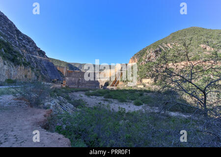 Die vollständige Ansicht der Staumauer ohne Wasser fließt Stockfoto