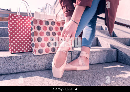 Nahaufnahme eines neuen weiblichen Spitzenschuhe Stockfoto