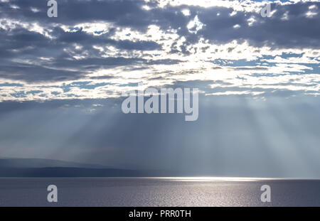 Die Strahlen der Sonne der Adria beleuchten. Blauer Himmel mit weißen Wolken. Stockfoto