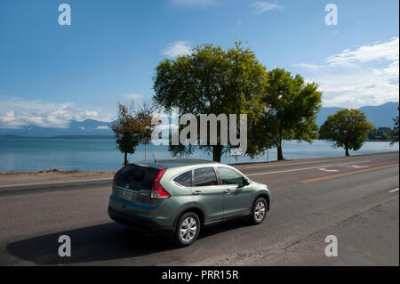 Straße in der Nähe von Flathead Lake in Polson, Montana Stockfoto