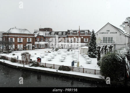 Schneeschauer am Compleat Angler Hotel am Ufer der Themse in Marlow in Buckinghamshire, Großbritannien Stockfoto