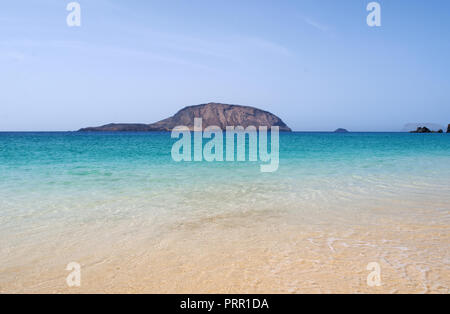 Lanzarote, Kanarische Inseln: Panoramablick auf das Paradise Beach Playa de Las Conchas im Norden von La Graciosa, die Inselgruppe Chinijo Inseln Stockfoto