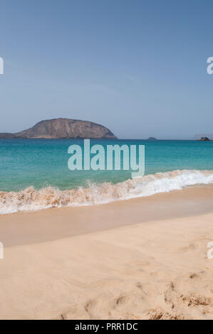 Lanzarote, Kanarische Inseln: Panoramablick auf das Paradise Beach Playa de Las Conchas im Norden von La Graciosa, die Inselgruppe Chinijo Inseln Stockfoto