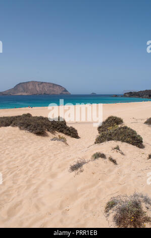 Lanzarote, Kanarische Inseln: Panoramablick auf das Paradise Beach Playa de Las Conchas im Norden von La Graciosa, die Inselgruppe Chinijo Inseln Stockfoto