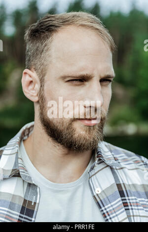 Portrait von gut aussehenden Bärtigen reifer Mann legere squared Shirt Stockfoto