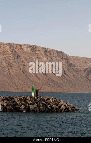 Lanzarote: Die riesigen Felsen Riscos de Famara in der nordwestlichen von Lanzarote aus dem Hafen von Caleta de Sebo gesehen, Hauptort der Insel La Graciosa Stockfoto