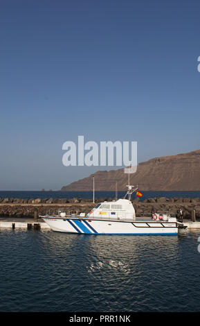 Lanzarote, Kanarische Inseln, Spanien: Fischerboot im Hafen von Caleta de Sebo, das Dorf von La Graciosa, die größte Insel Archipel Chinijo Stockfoto