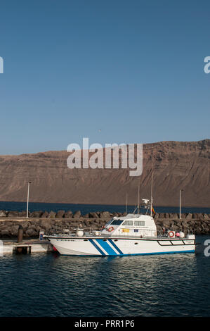 Lanzarote, Kanarische Inseln, Spanien: Fischerboot im Hafen von Caleta de Sebo, das Dorf von La Graciosa, die größte Insel Archipel Chinijo Stockfoto