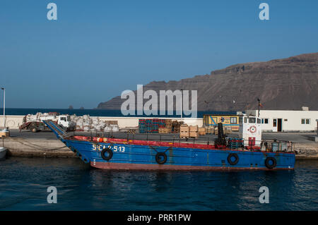 Lanzarote, Kanarische Inseln, Spanien: Fischerboot im Hafen von Caleta de Sebo, das Dorf von La Graciosa, die größte Insel Archipel Chinijo Stockfoto