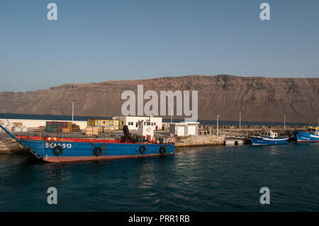 Lanzarote, Kanarische Inseln, Spanien: Fischerboote im Hafen von Caleta de Sebo, das Dorf von La Graciosa, die größte Insel Archipel Chinijo Stockfoto