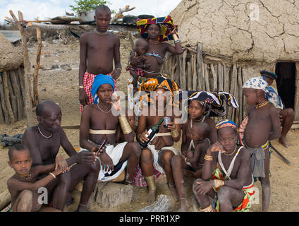 Mucubal Stamm Menschen in ihrem Dorf drining Wein, Provinz Namibe, Virei, Angola Stockfoto